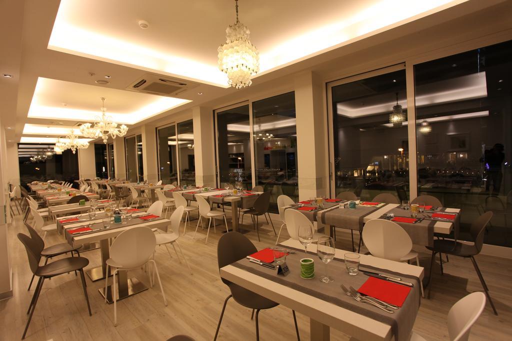 Hotel Fantasy Riccione Exteriör bild
